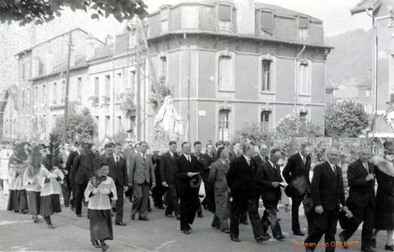 La procession remonte l'avenue Gambetta